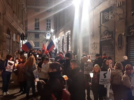 В Генуе провели факельное шествие с российскими флагами