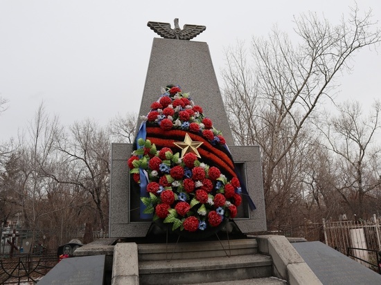 В Красноярске возложили цветы на братской могиле летчиков АлСиба