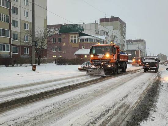 Улицы Пскова чистят после ночного снегопада