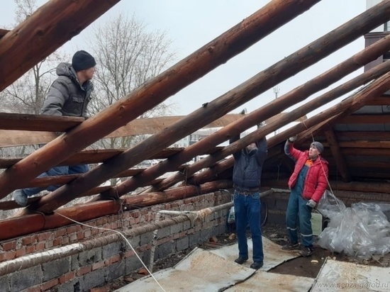 В Пензе начали ремонтировать крышу, пострадавшую из-за урагана