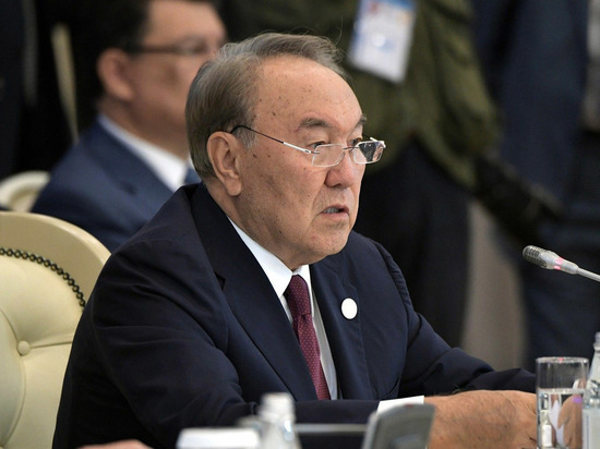 Назарбаеву на избирательном участке задали неудобные вопросы