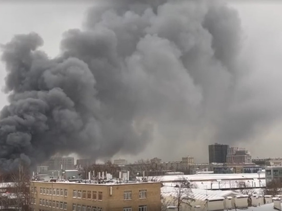  В районе Комсомольской площади в центре Москвы горит складское здание