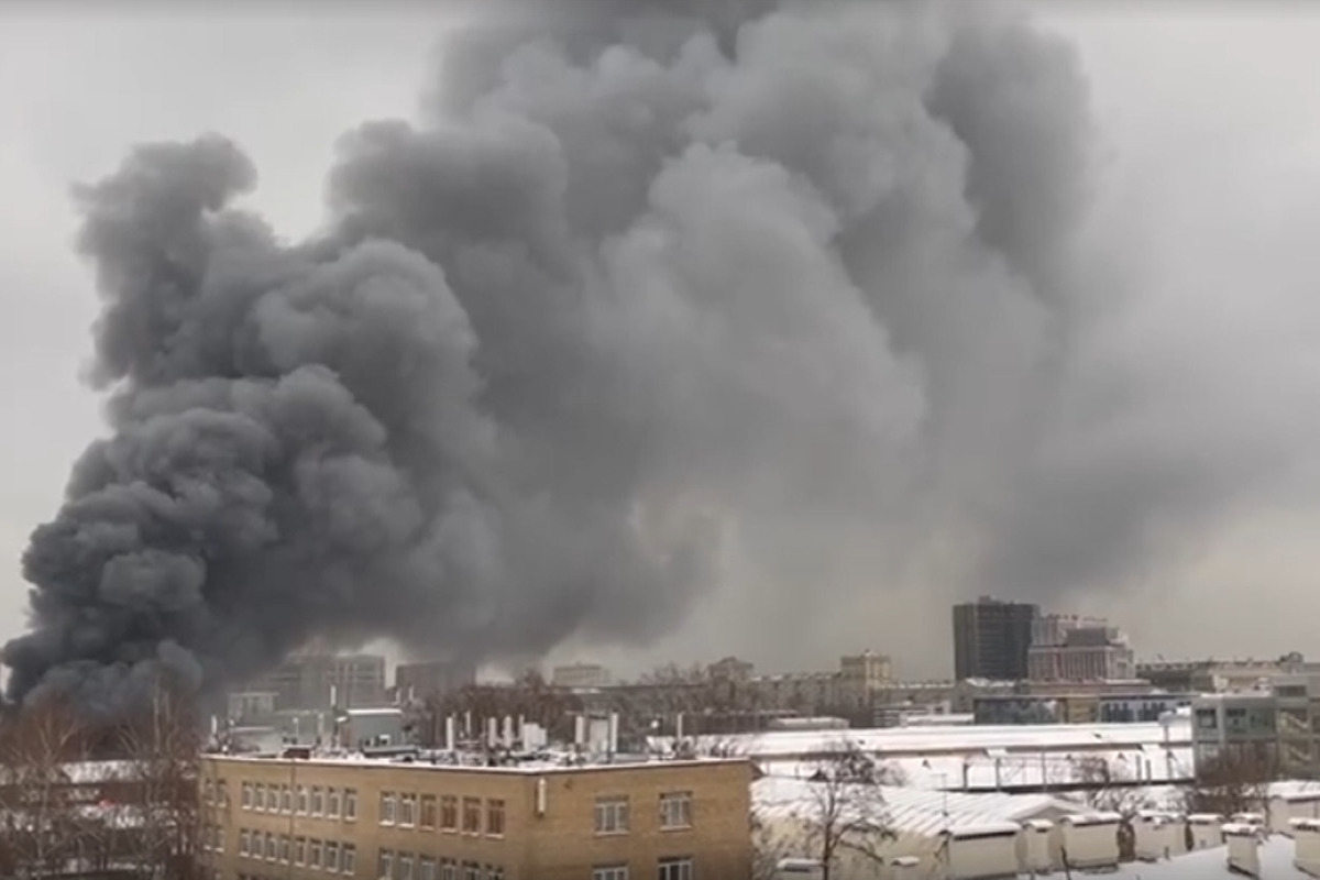 В районе Комсомольской площади в центре Москвы горит складское здание - МК