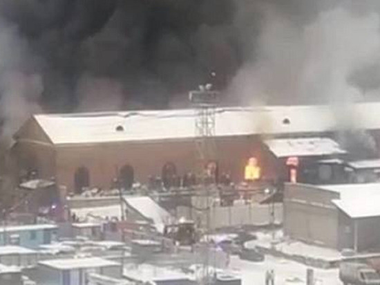 Пожар на Комсомольской площади в Москве тушат три вертолета и пожарный поезд
