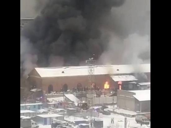 В горящем здании в Москве остаются два человека, обрушились перекрытия