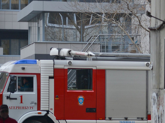 Машина МЧС, спешившая на пожар в Кольцово, попала в аварию с КАМАЗом