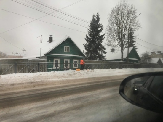 Новгородцы пожаловались на плохую уборку снега на городских улицах