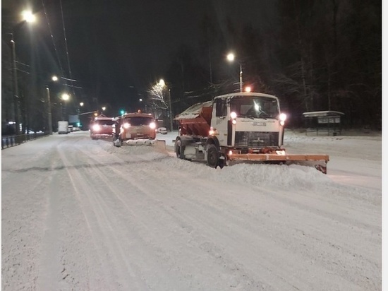 Смоленские городские коммунальные службы продолжают уборку города от снега