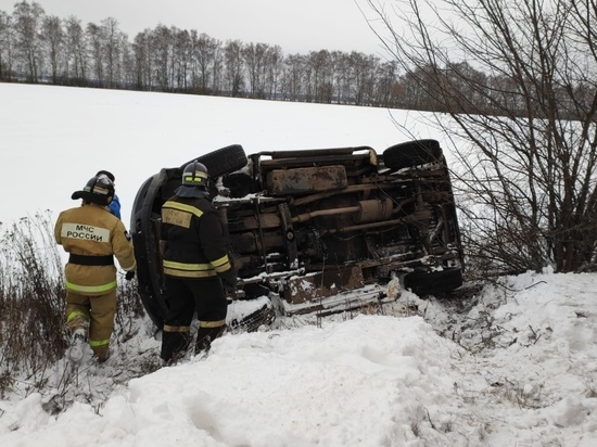 На заснеженной дороге в Орловской области автомобиль завалился набок