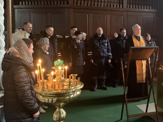 В день памяти жертв ДТП костромские полицейские молились о сбережении душ в Богоявленско-Анастасиином кафедральном соборе