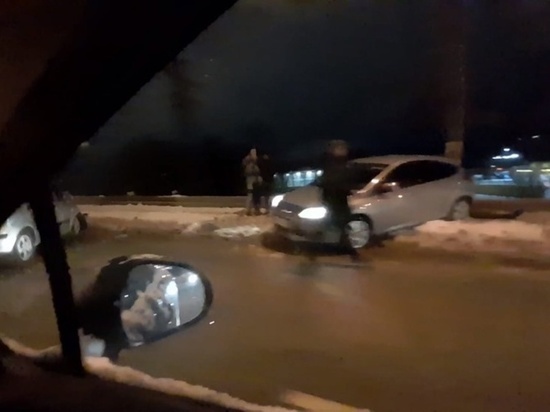 В Твери около Южного моста случилось ДТП: машину вынесло на обочину