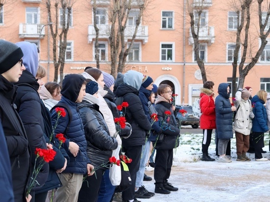 Десятки людей пришли на акцию на площадь Ломоносова