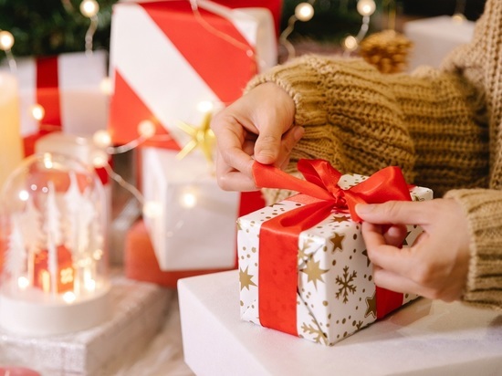 Жителям Петрозаводска больше нравится дарить новогодние подарки, чем получать