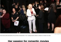 Сестра миллиардера Илона Маска Тоска Маск вышла на красную дорожку кинотеатра Regal Cinemas в белом брючном костюме и блестящем бордовом шелковом топе