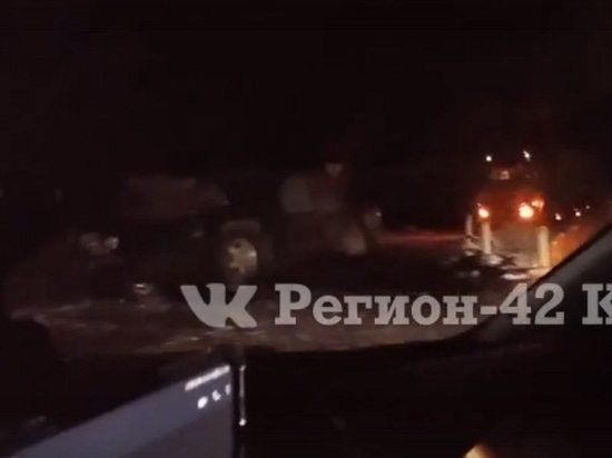 Легковушка попала в жесткую аварию на загруженной кузбасской трассе