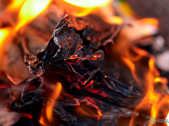 Пожар возник в новокузнецком многоквартирном доме из-за загоревшегося мусора