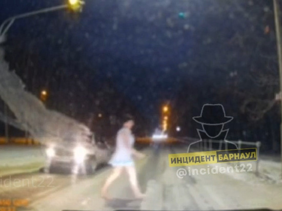 Барнаульцы сняли на видео полуголую женщину, которая бежала по улице с ножом