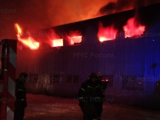 Утром в Иванове загорелось здание по переработке макулатуры