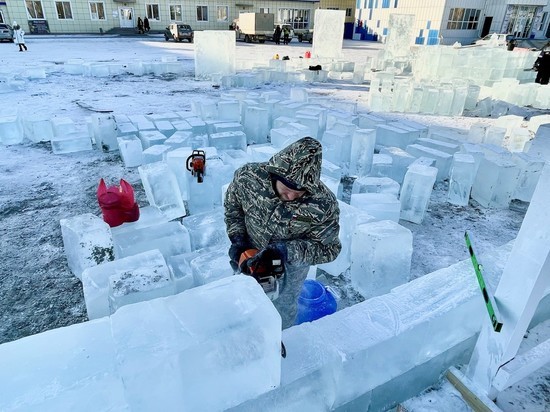 Ледовый городок с эвенкийскими узорами строят в Новой Чаре