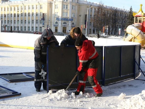 Начался монтаж хоккейной коробки на кемеровской площади Советов
