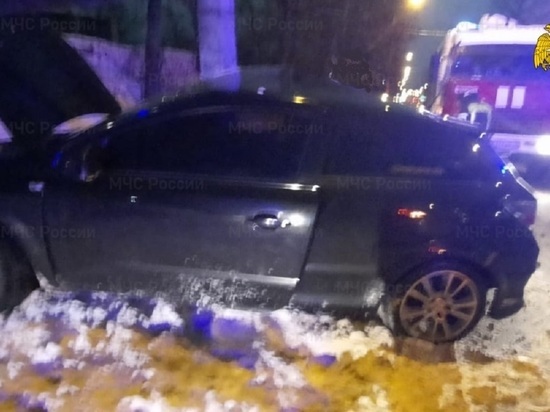 В Калуге несколько человек пострадали во влетевшем ночью в столб Opel