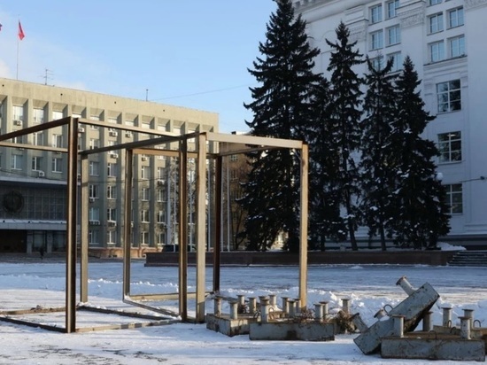 Новогоднюю елку начали устанавливать на главной площади Кузбасса