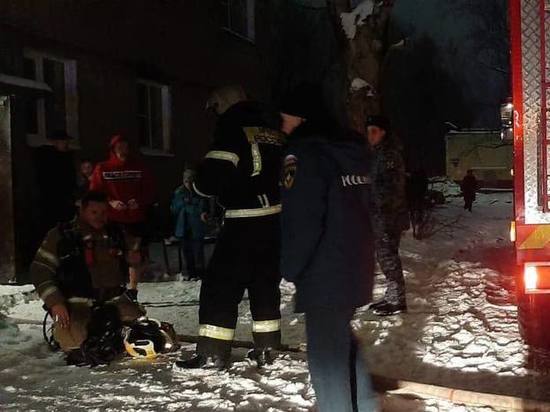 Человек погиб при пожаре в многоэтажке в Великом Новгороде