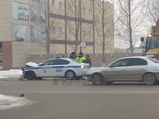 В Барнауле автомобиль ГИБДД попал в аварию во время погони за иномаркой