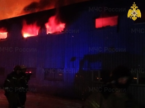 Производственное здание в Иванове выгорело на площади трех тысяч квадратных метров