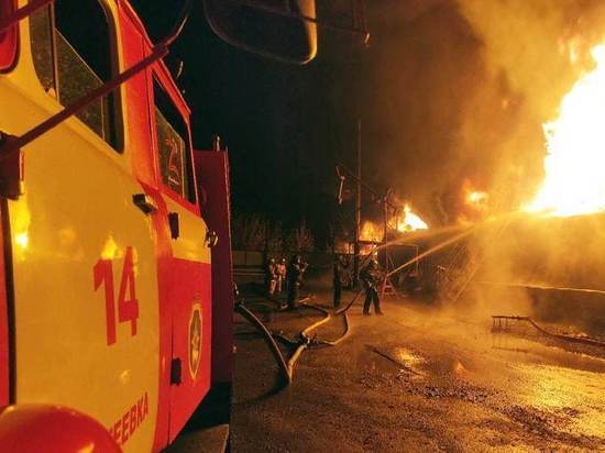 В результате обстрела в Макеевке загорелась нефтебаза