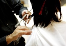 Китайская газета South China Morning Post сообщила, что в городе Ухань местная жительница неожиданно для себя обнаружила, что видеозапись с процессом стрижки, которую она сделала у парикмахера, попало на порносайт для фетишистов