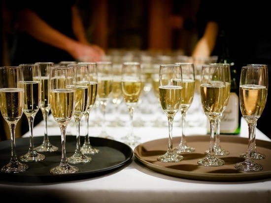 Петербуржцам посоветовали закупить шампанское до Нового года, потом оно подорожает на 40 %