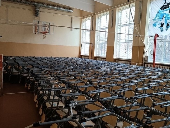 Из Новосибирска на Донбасс доставили школьную мебель и конфеты