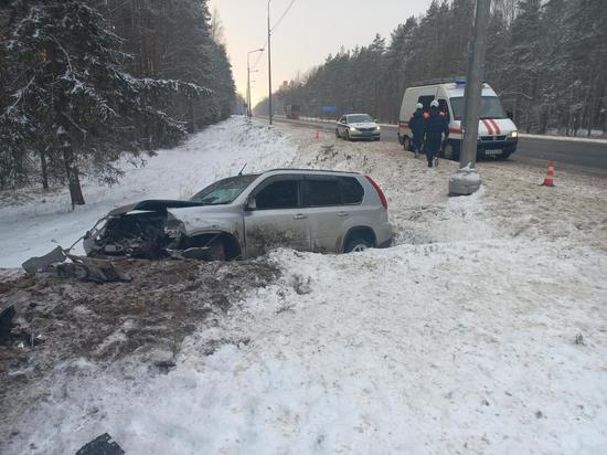 Водитель не справился с управлением на псковской снежной дороге и угодил в кювет