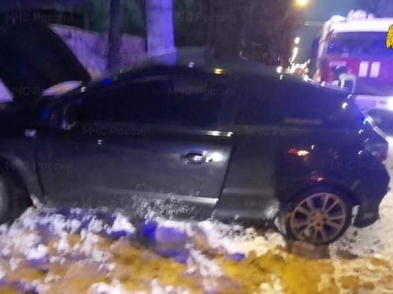 В Калуге два человека попали в больницу, врезавшись в столб на автомобиле