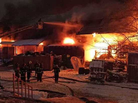 Запертых на горящем московском складе людей спасли полицейские: пробили стену