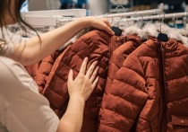 Куртки и пальто с пуховым наполнителем – популярная одежда для всей семьи в зимнее время