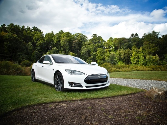 Tesla отозвала сотни тысяч автомобилей из-за проблемы с фарами
