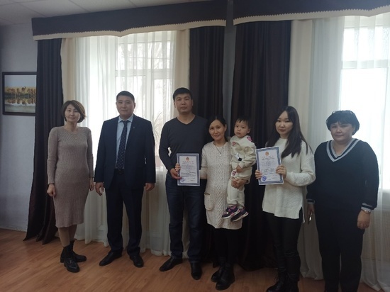 Две молодые семьи из Калмыкии получили сертификат на жилье