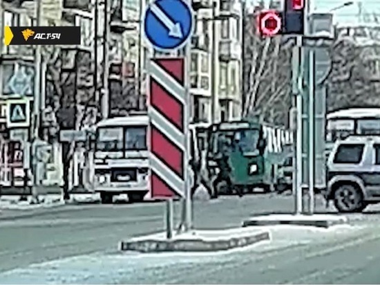 В Новосибирске водители автобуса и троллейбуса устроили драку на перекрестке