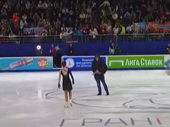 Фанат выбежал на лед к фигуристке Трусовой после выступления на Гран-при России