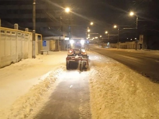 Губернатор Владислав Шапша при всей области похвалил коммунальщиков за уборку снега