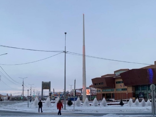 В Салехарде самый большой в городе триколор потрепал ветер: флаг спрятали от непогоды