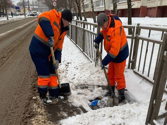 В Туле четыре бригады рабочих прочищают ливневки от снега