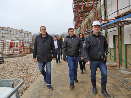 Министр стройкомплекса Подмосковья проверил ход строительства социальных объектов в Серпухове