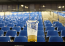 Пивоваренная компания, ставшая жертвой катарского непостоянства, столкнулась с очередной проблемой: им некуда девать завезенные тонны банок с пенным напитком, которые планировалось продать на стадионах. Но они нашли классное решение! «МК-Спорт» рассказывает подробности.
