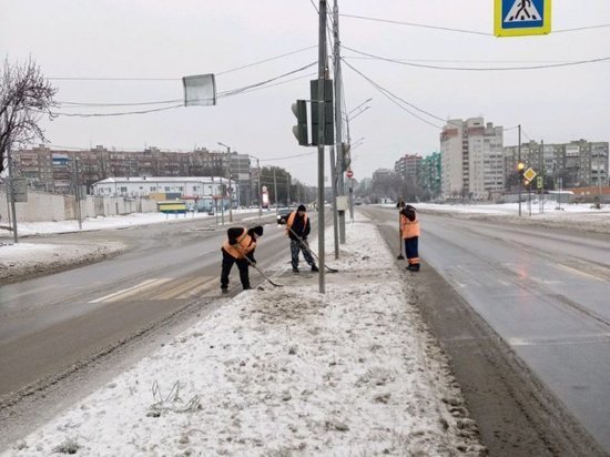 В Курске 21 ноября бороться с наледью вышли порядка 700 дворников