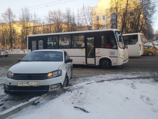 В Томске на проспекте Ленина автобус столкнулся с иномаркой