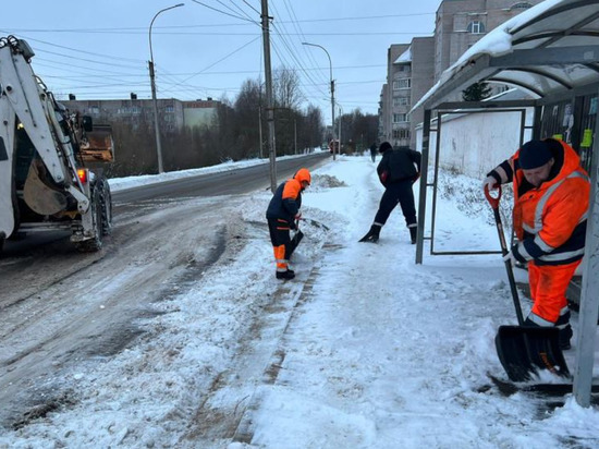 За выходные с улиц Великого Новгорода вывезли 400 кубометров снега