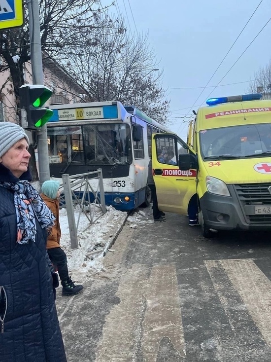 Владимирский троллейбус вылетел с дороги рядом со «Вспольем»